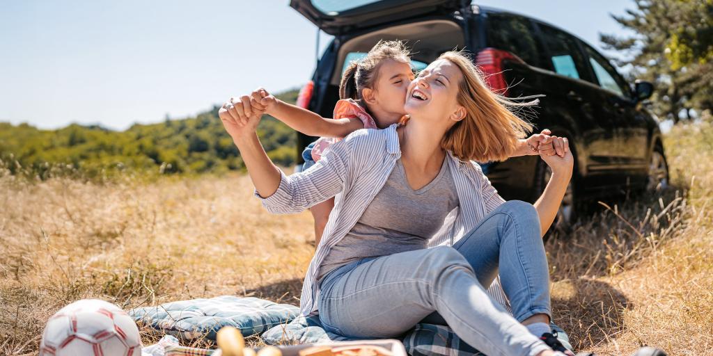 Assurance auto – Mère et fille rient ensemble